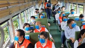 蘇貞昌偕妻詹秀齡搭「藍皮解憂號」觀光列車（圖／行政院提供）