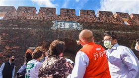 蘇貞昌抵恆春古城北門視察後指示文化部在城門前裝設活動式護欄保護城門。（圖／翻攝自臉書）
