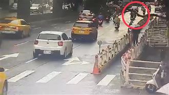 松山路樹倒塌　機車騎士路過被重壓