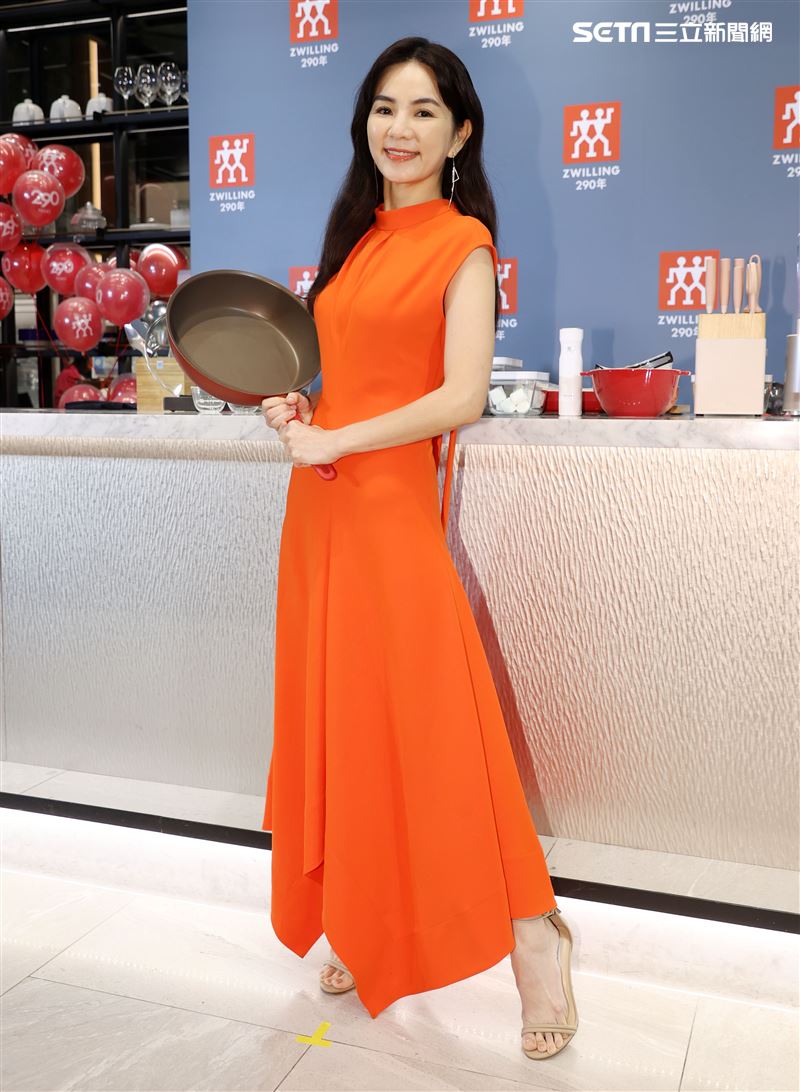 ELLA德國雙人一日店長。（記者邱榮吉/攝影）