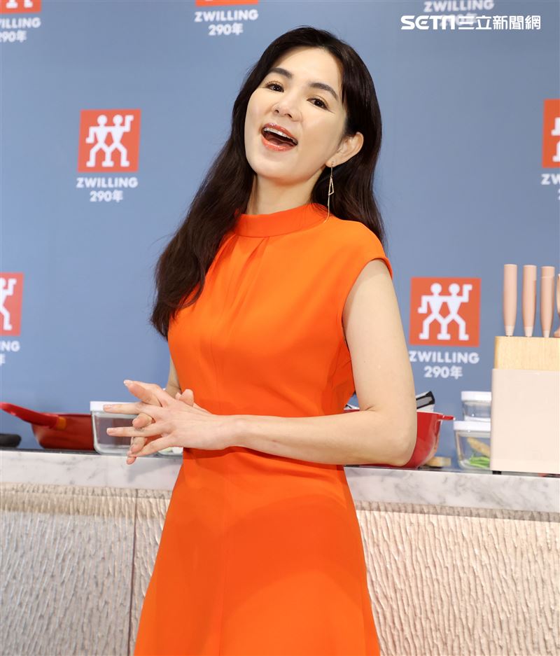 ELLA德國雙人一日店長。（記者邱榮吉/攝影）