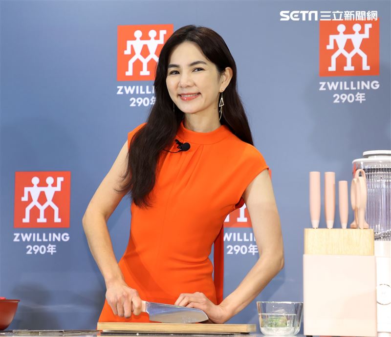 ELLA德國雙人一日店長。（記者邱榮吉/攝影）