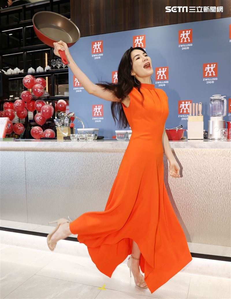 ELLA德國雙人一日店長。（記者邱榮吉/攝影）