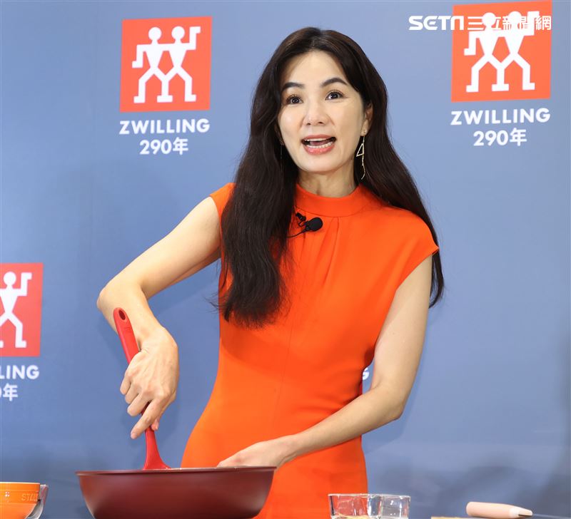 ELLA德國雙人一日店長。（記者邱榮吉/攝影）