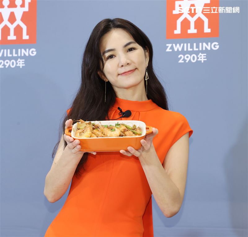 ELLA德國雙人一日店長。（記者邱榮吉/攝影）