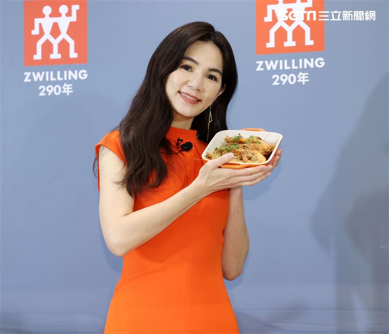 ELLA德國雙人一日店長。（記者邱榮吉/攝影）