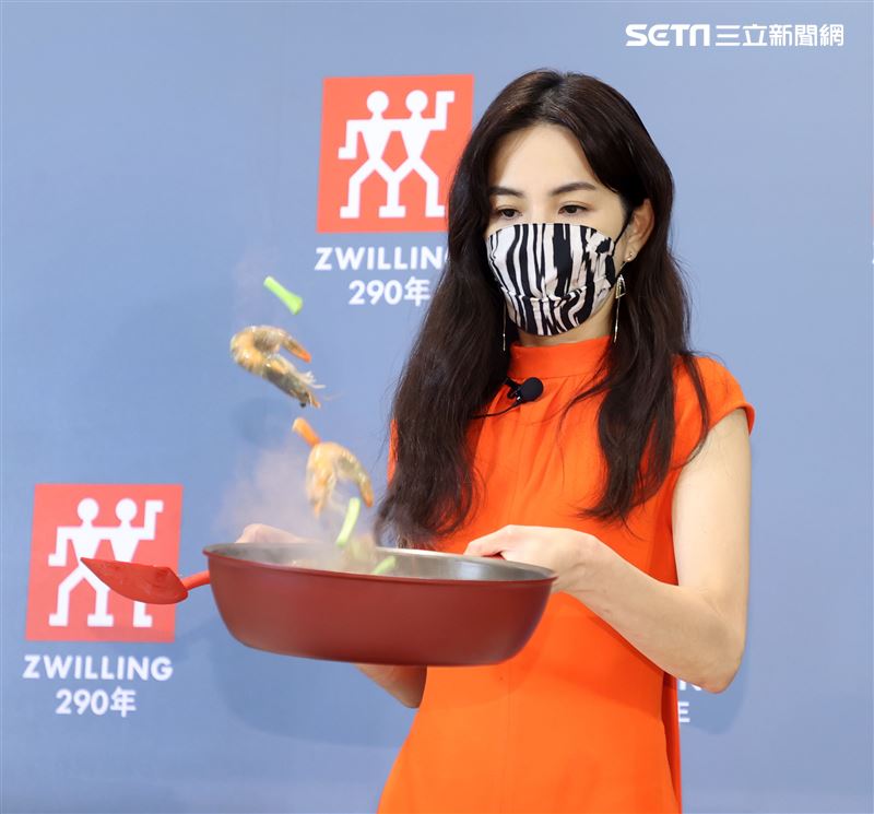 ELLA德國雙人一日店長。（記者邱榮吉/攝影）