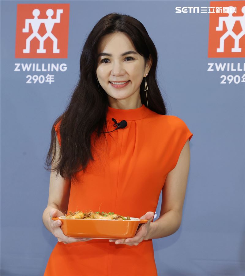 ELLA德國雙人一日店長。（記者邱榮吉/攝影）