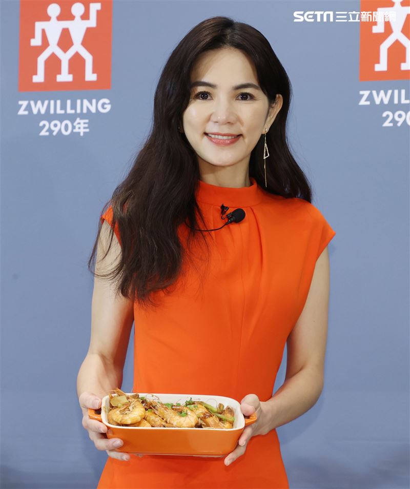 ELLA德國雙人一日店長。（記者邱榮吉/攝影）