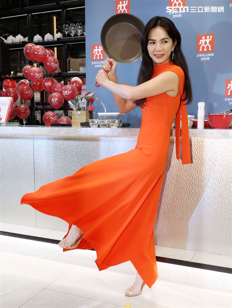 ELLA德國雙人一日店長。（記者邱榮吉/攝影）