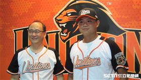 ▲統一獅總經理蘇泰安與新秀吳承諭合影。（圖／記者蕭保祥攝影）