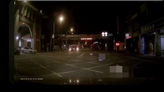 驚悚車禍！阿嬤推孫過馬路遭撞飛