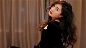 楊冪參加直播活動服裝，網友重點全是美腿和低胸。（圖／翻攝自嘉行楊冪工作室微博）