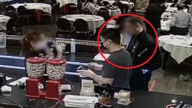 中男聽到美國國歌拒付錢／微博