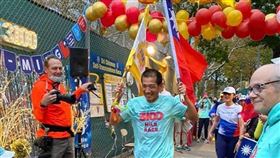 羅維銘拿國旗、穿人字拖 5000公里超馬完賽（圖／翻攝自羅維銘臉書）