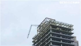 新北市新莊區工地高空吊臂被4級地震給震斷。（圖／翻攝畫面）