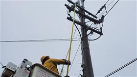 璨樹來襲一度釀2.8萬戶停電 近3千戶搶修中（2）颱風璨樹襲台，造成多處停電，圖為台電人員針對蘭嶼停電事故進行搶修。（台電提供）中央社記者梁珮綺傳真  110年9月12日