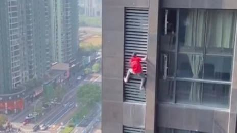 蜘蛛人徒手攀17樓修空調　網：無腦