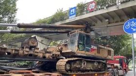 ▲貨車上的工程車超過限高，撞毀居民過街必經的天橋。（圖／翻攝自南寧市微信）