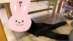 ▲地震 小孩 家長 躲桌子下 抱頭（圖／翻攝自黃舒衛臉書）