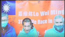 行政院長蘇貞昌請到羅維銘的太太徐春梅越洋向剛完成比賽的他說聲恭喜與感謝。（圖／翻攝蘇貞昌臉書)