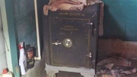 ▲美國男子在叔公的農舍發現一個保險箱。（圖／翻攝自推特）