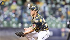 李振昌遭強襲球打中退場。（圖／中信兄弟提供）