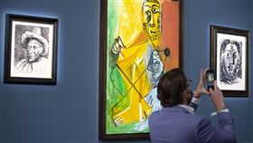 畢卡索的作品「男人與孩子」。（圖／美聯社／達志影像）