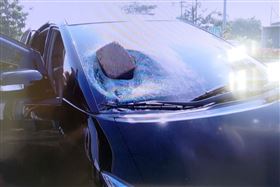 彭姓男子今（24）日上午駕駛自小客車行經國道3號南向327公里路段時，遭1塊由不明大貨車掉落的枕木砸中前擋風玻璃，幸好未造成人員傷亡，警方正循線追查相關車主到案說明。