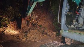 宜蘭清水地熱聯外道路坍方  25日起休園3天受到地震影響，宜蘭縣清水地熱聯外道路24日晚間發生土石坍方，2名園區女員工受困，警方到場協助脫困。縣府表示，園區25日起休園3天，暫訂28日開園。（讀者提供）中央社記者王朝鈺傳真  110年10月24日