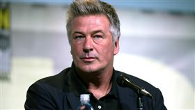 亞歷鮑德溫（Alec Baldwin）
https://www.flickr.com/photos/gageskidmore/28246306070/in/photolist-K32GH5-KiK57s-JwFnhP-JwAxwN-KiJtq3-CJ9qXZ-puzhtp-pdnbZ5-puzg4k-pdmmEa-puRz5H-pdmqix-puPMMs-psPteG-puPQGL-pdmkBi-