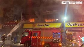 台北市唐宮蒙古烤肉餐廳深夜突然竄出火煙。（圖／翻攝畫面）
