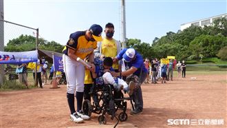 坐著輪椅也要揮棒　病童感動中信兄弟
