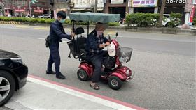 桃園市，83歲老先生電動車沒電拋錨卡車陣，員警推車氣喘吁吁，手剎車沒放 (圖/翻攝畫面)