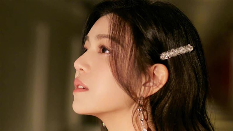 陳妍希平口禮服露美胸　S身材震驚網