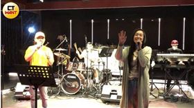 范瑋琪被粉絲拱上台與林威良合唱，顯得很開心。（圖／本刊攝影組）