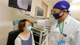 田輝勣醫師替患者進行聽力測試，圖非當事人（圖／亞大醫院提供）