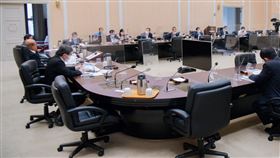 行政院長蘇貞昌今（25）日召開擴大防疫會議。（圖／行政院提供)