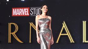 裘莉走上紅毯上後面噴出煙火，簡直「美如蠟像」般完美無瑕。（圖／美聯社／達志影像）