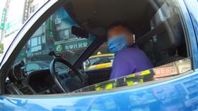 排檔桿拔斷，台中市文心路中清路口大塞車，貨車駕駛一臉驚慌，尷尬，推車(圖/翻攝畫面)