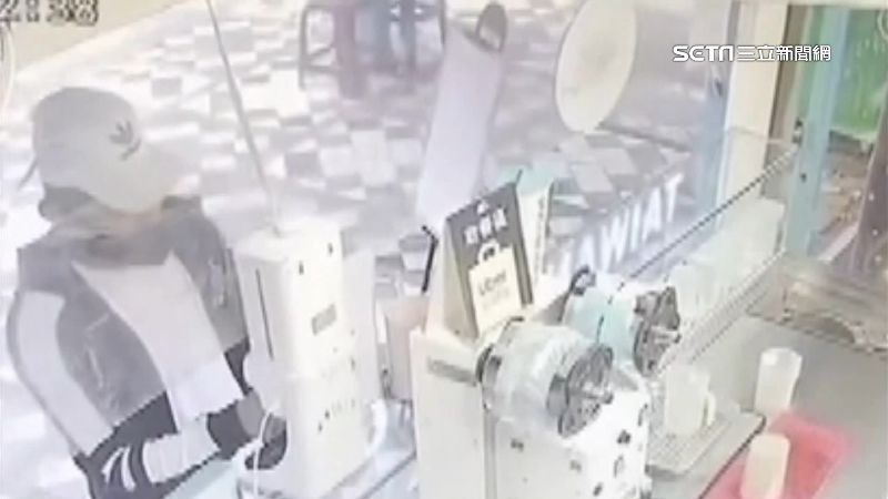 穿潮衣搭賓士　男買飲料竟偷捐款箱