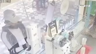 穿潮衣搭賓士　男買飲料竟偷捐款箱