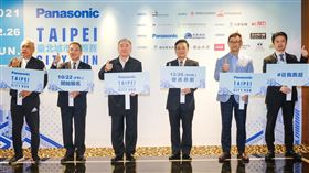 ▲寶吉祥集團代表王麟祥（左起）、台灣松下銷售股份有限公司董事長林淵傳、中華民國文化休閒協會名譽理事長秦熙嶽、中華民國路跑協會秘書長陳華恒、達麗建設董事長謝志長、台灣松下銷售股份有限公司建築設備營業本部總經理真下宗治，展示賽事重點。（圖／大漢集團提供）
