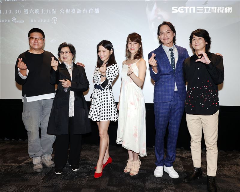 德馨（演員兼製作人）黃鐙輝、柯宇綸、許乃涵、陳文山、王滿嬌出席電視電影「顧巢抾箬仔」首映記者會。（記者邱榮吉/攝影）