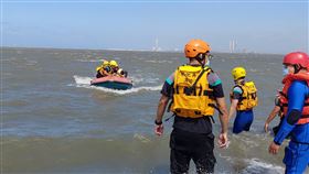 彰化什股海域，2男子1副人違規擅闖摸蛤，記錯潮汐時間受困，膠筏，喊救命(圖/翻攝畫面)