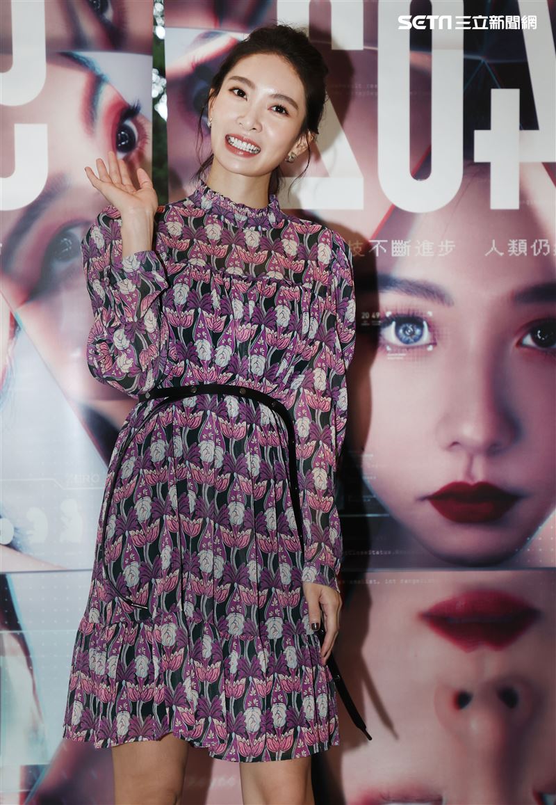 李亦捷「2049－幸福話術」第一、二單元交接。（記者邱榮吉/攝影）