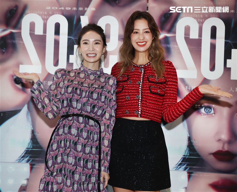 李亦捷、莫允雯「2049－幸福話術」第一、二單元交接。（記者邱榮吉/攝影）