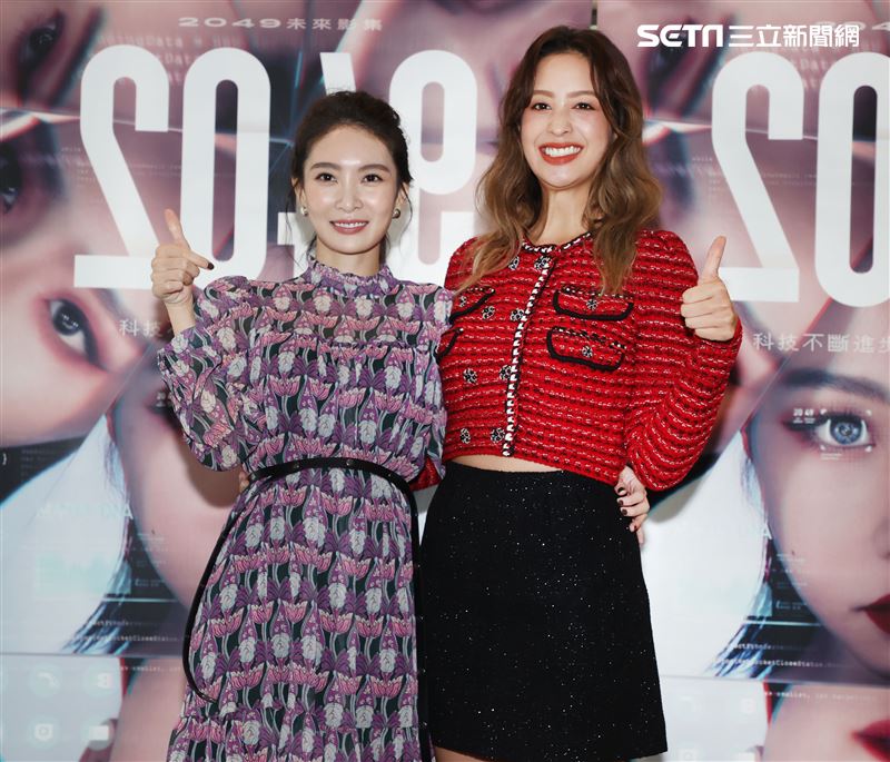 李亦捷、莫允雯「2049－幸福話術」第一、二單元交接。（記者邱榮吉/攝影）