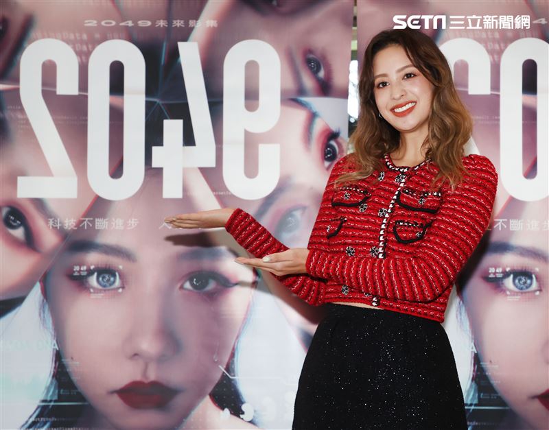 莫允雯「2049－幸福話術」第一、二單元交接。（記者邱榮吉/攝影）