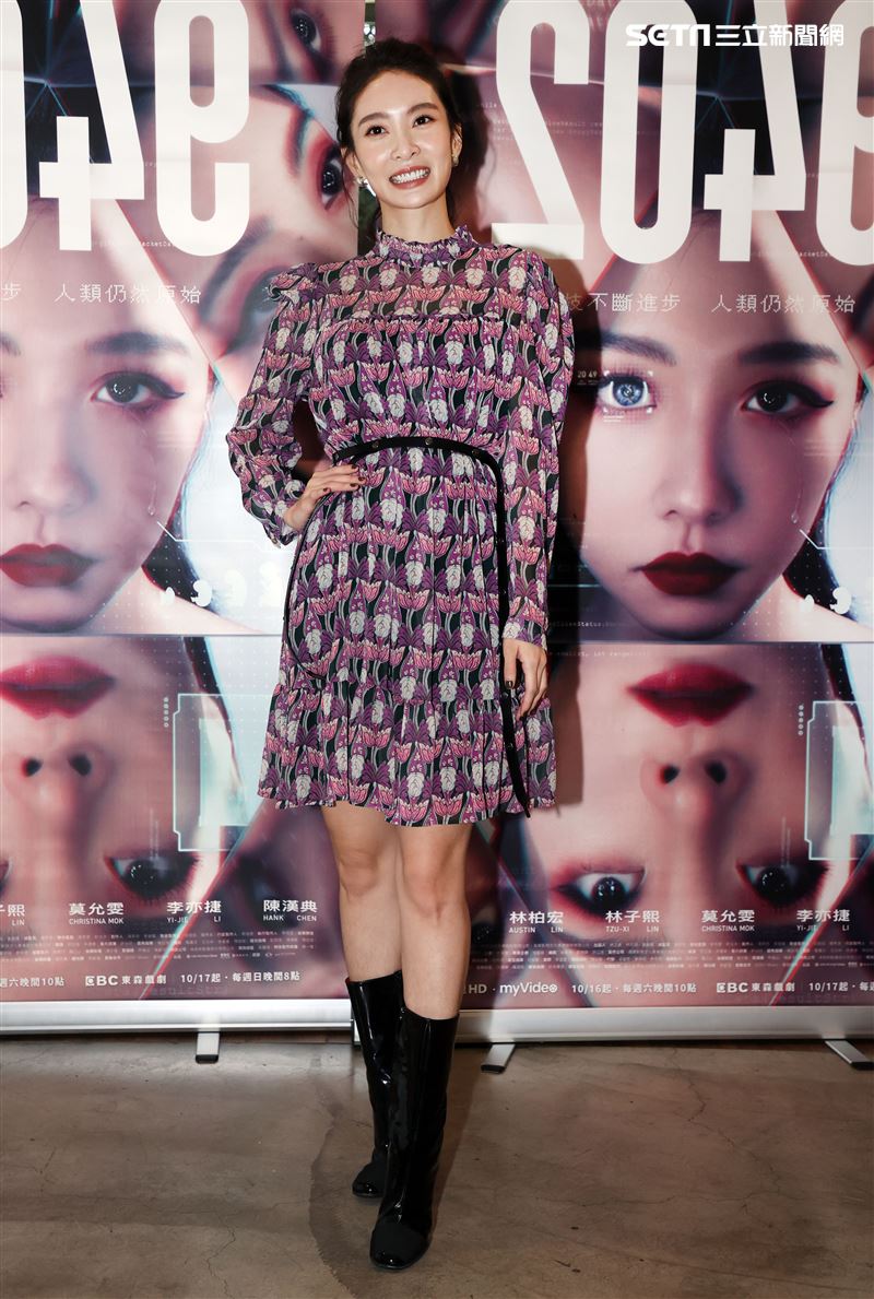 李亦捷「2049－幸福話術」第一、二單元交接。（記者邱榮吉/攝影）